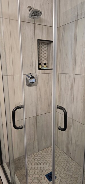 Een douche, een haardroger, handdoeken, zeep