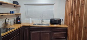 Een koelkast, een microgolfoven, een oven, een kookplaat