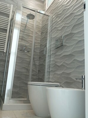 Shower, hair dryer, bidet, towels - YOUnique Studio Flat (Milano)