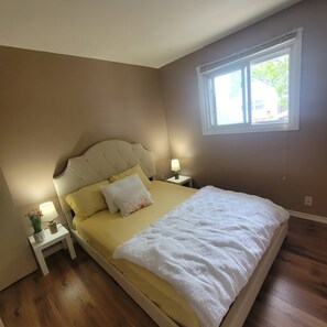 2 quartos, escrivaninha, ferros/tábuas de passar roupa