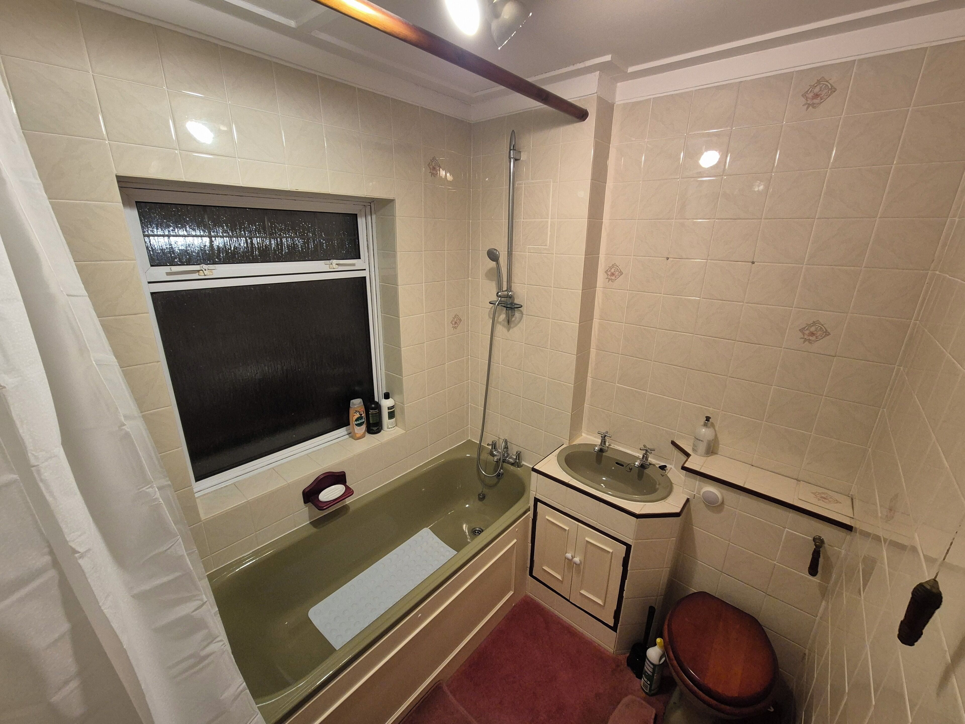 吹风机、毛巾、肥皂、卫生纸