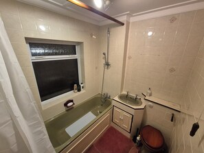 Hair dryer, towels, soap, toilet paper - Hove Home, Simple! (Brighton and Hove)