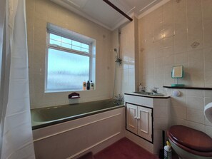 Hair dryer, towels, soap, shampoo - Hove Home, Simple! (Brighton and Hove)