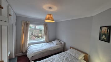 3 chambres, fer et planche Ă repasser