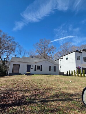 Exterior - 2-bedroom cottage in perfect Charlotte with high speed wifi! (Charlotte)