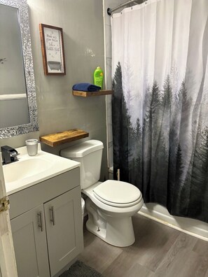 Toalhas de banho, sabonete, papel higiênico