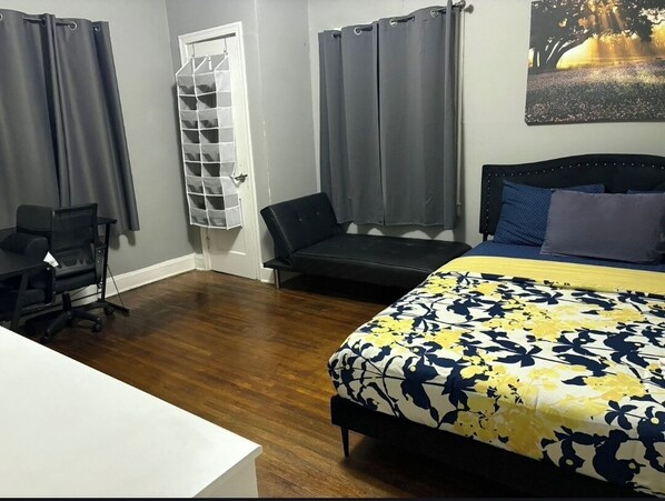 WiFi, bed sheets - 2-bedroom cottage in perfect Charlotte with high speed wifi! (Charlotte)