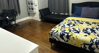 2-bedroom cottage in perfect Charlotte with high speed wifi!