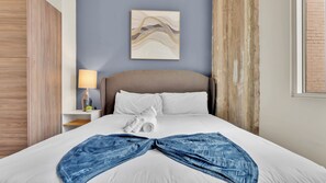 1 bedroom, iron/ironing board, free WiFi, bed sheets - DT Dallas Loft Walk to Conv Ctr 1000 Mbps Fiber Internet Free Parking King Beds (Dallas)