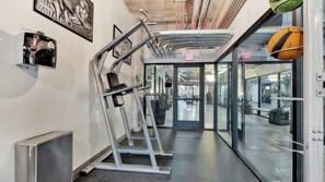 Fitness facility - DT Dallas Loft Walk to Conv Ctr 1000 Mbps Fiber Internet Free Parking King Beds (Dallas)
