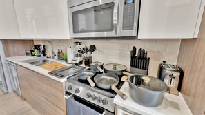 Fridge, microwave, oven, stovetop - DT Dallas Loft Walk to Conv Ctr 1000 Mbps Fiber Internet Free Parking King Beds (Dallas)