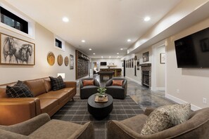 Smart TV, fireplace, video games - Luxury 5 Acre Bourbon Estate with Private Pond, Theater and Game Room (Bardstown)