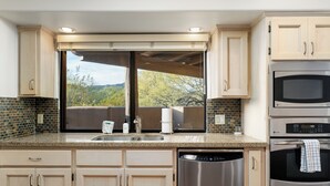 Cafetera y tetera, refrigerador, microondas y horno