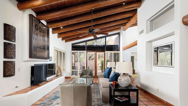 Smart TV, chimenea y libros