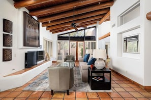 Smart TV, chimenea, libros
