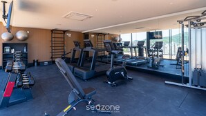 Una palestra con tapis roulant, ellittiche e pesi liberi.