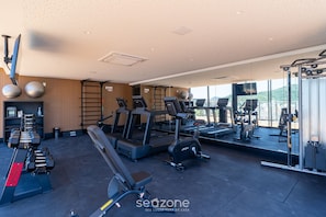 A gym with treadmills, elliptical machines, and free weights. - Studio 150m From Jurere Beach Pte0507 (Florianópolis)