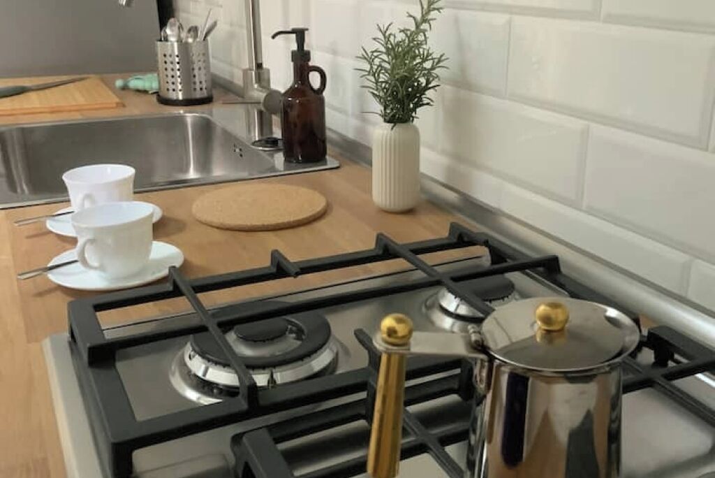 Frigorifero, forno, piano cottura, macchina per tè/caffè