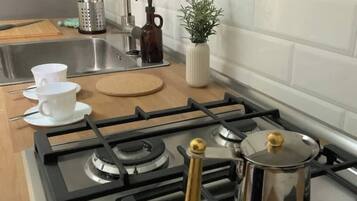 Frigorifero, forno, piano cottura, macchina per tè/caffè