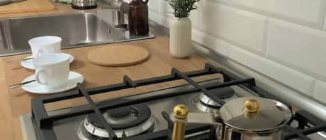 Fridge, oven, stovetop, coffee/tea maker