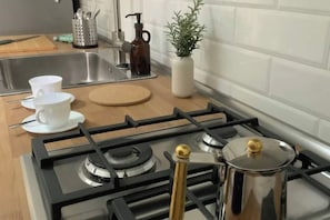 Réfrigérateur, four, plaque de cuisson, cafetière/bouilloire