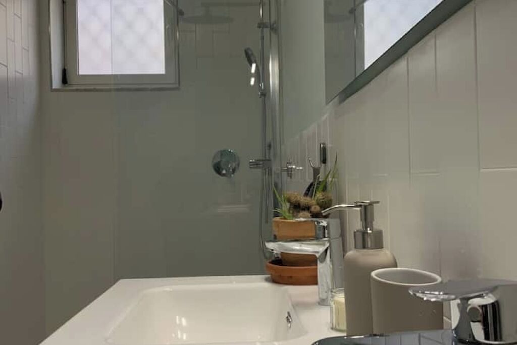 Asciugacapelli, bidet, asciugamani, sapone