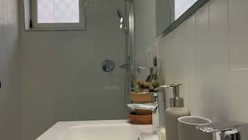Asciugacapelli, bidet, asciugamani, sapone