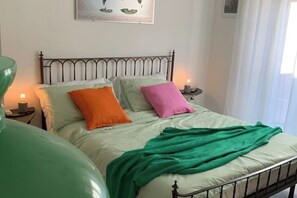 2 bedrooms, desk, free WiFi, bed sheets - Chiaia: Elegant Apartment with Sea View Terrace (Napoli)