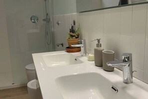 Sèche-cheveux, bidet, serviettes fournies, savon
