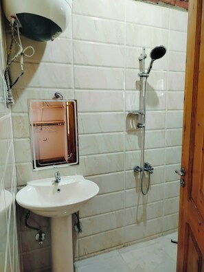 Ducha, toallas, jabón, papel higiénico