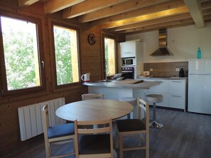 Fridge, microwave, oven, dishwasher - LE CHALET HUGO - BESSE AND SAINT ANASTAISE (BESSE ET SAINT ANASTAISE)