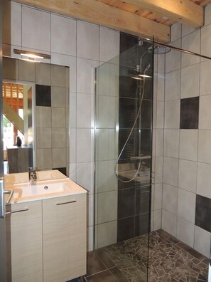 Shower - LE CHALET HUGO - BESSE AND SAINT ANASTAISE (BESSE ET SAINT ANASTAISE)