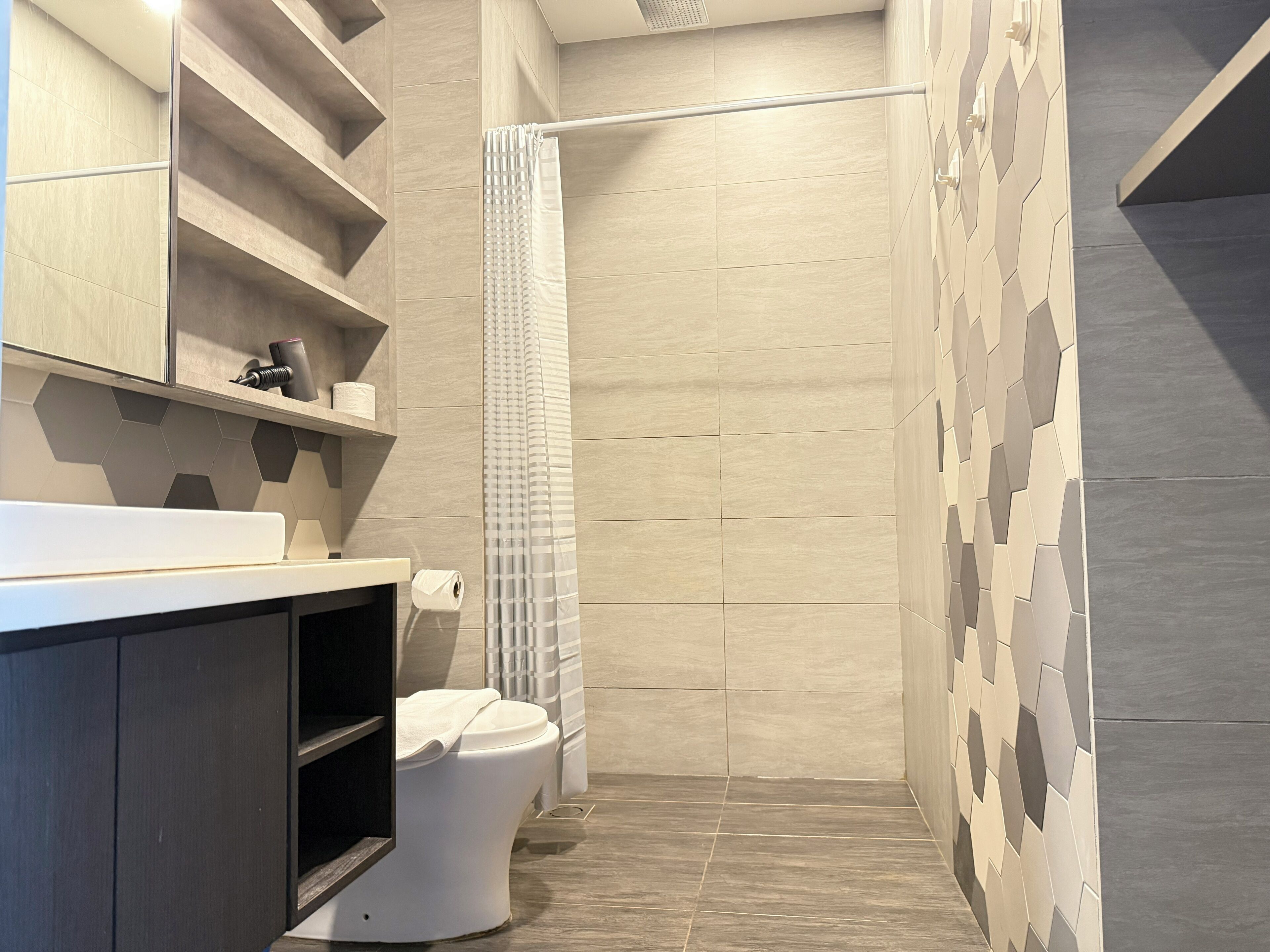 Superior-Suite, Stadtblick | Dusche im Bad