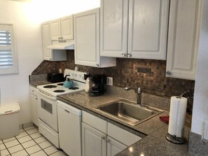 Fridge, microwave, oven, stovetop - Oceanfront and beach front - Menehune Shores 411 (Kihei)