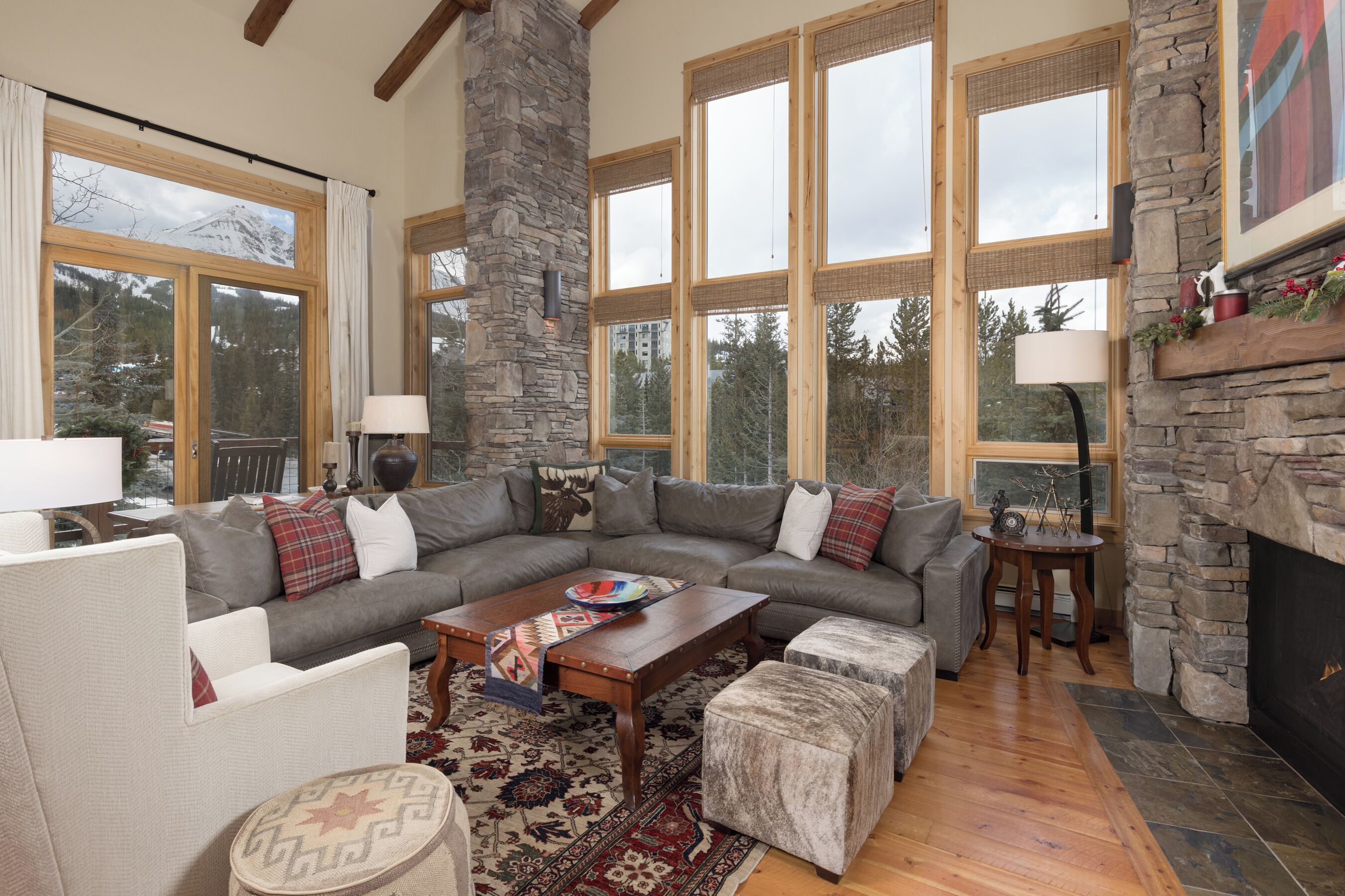 Una Smart TV, una chimenea