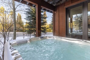 Outdoor spa tub - Ski In/Out | Black Eagle Base-Inn | Big Sky Resort (Big Sky)