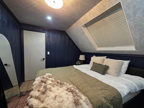 Iron/ironing board, Internet, bed sheets - Spacious 4-bedroom house with Game Room in tranquil Dover with AC (Dover)