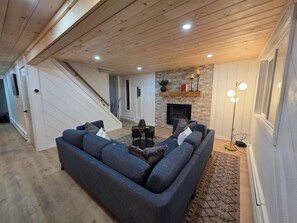 Living area - Spacious 4-bedroom house with Game Room in tranquil Dover with AC (Dover)