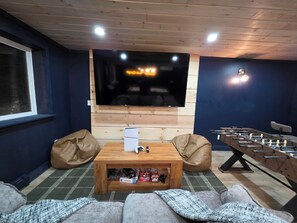 Living area - Spacious 4-bedroom house with Game Room in tranquil Dover with AC (Dover)