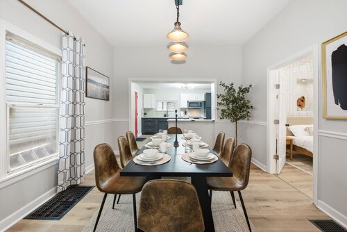 The Riverline Retreat! 8min to DT Cincy & Hottub