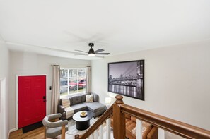 Living area - The Riverline Retreat! 8min to DT Cincy & Hottub (Ludlow)