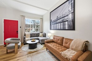 Living area - The Riverline Retreat! 8min to DT Cincy & Hottub (Ludlow)