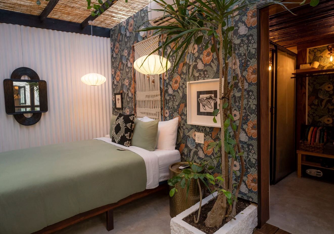 Caja de seguridad en la habitación y tabla de planchar con plancha 