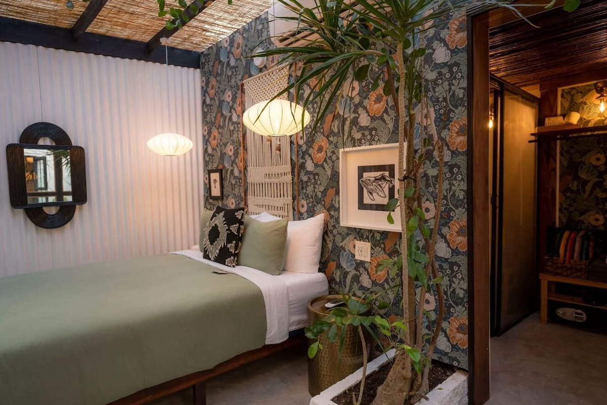 Caja de seguridad en la habitación y tabla de planchar con plancha