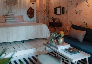 Caja de seguridad en la habitación y tabla de planchar con plancha 