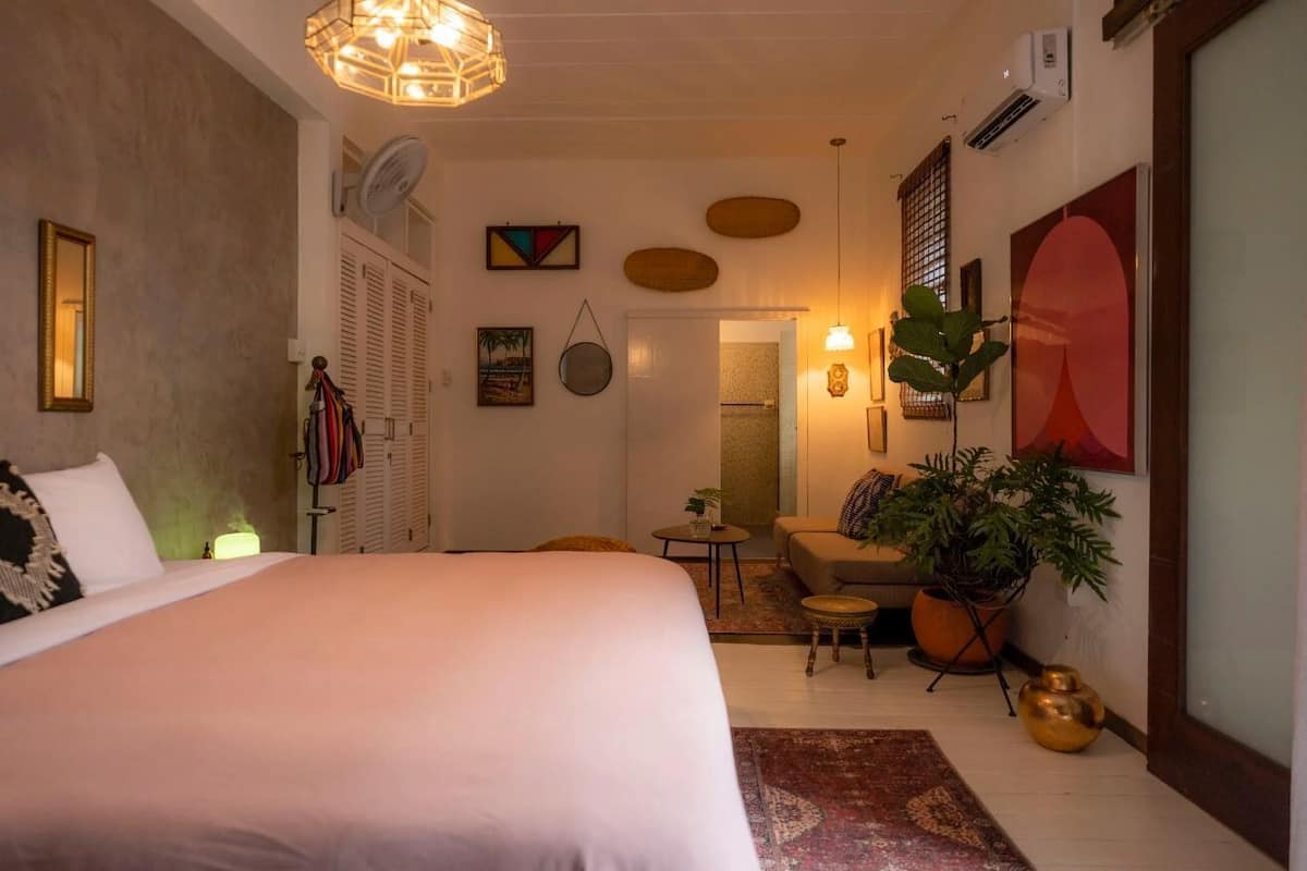 Caja de seguridad en la habitación y tabla de planchar con plancha