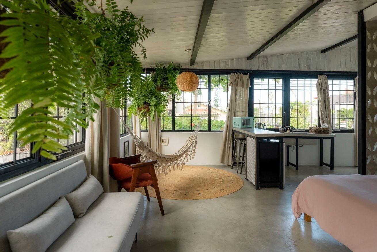 Caja de seguridad en la habitación y tabla de planchar con plancha 