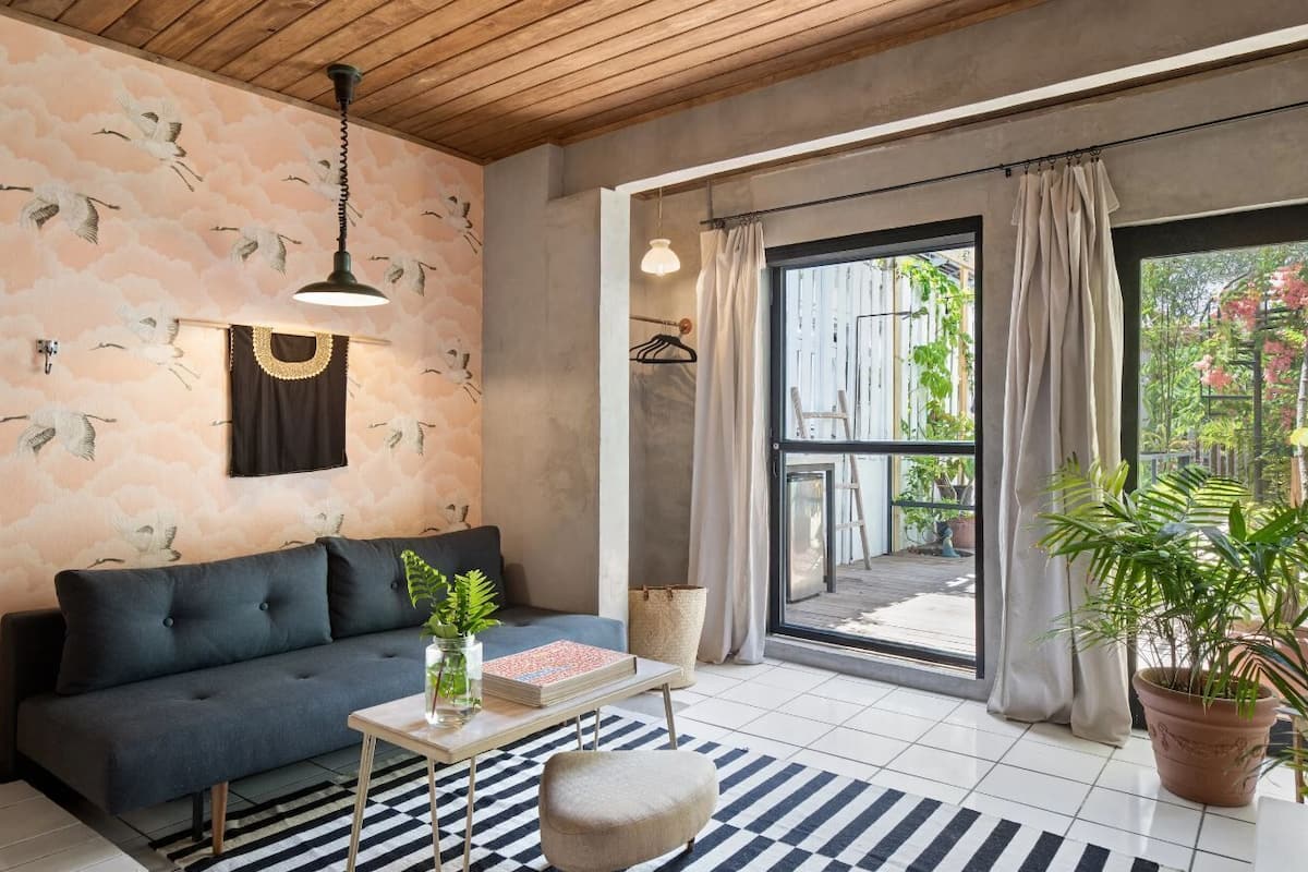 Caja de seguridad en la habitación y tabla de planchar con plancha