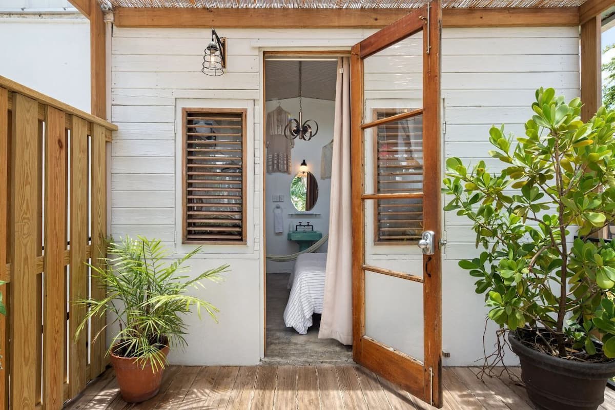Caja de seguridad en la habitación y tabla de planchar con plancha