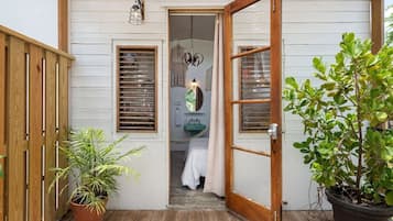 Trehytte – deluxe | Safe på rommet, strykejern/-brett, wi-fi (inkludert) og sengetøy